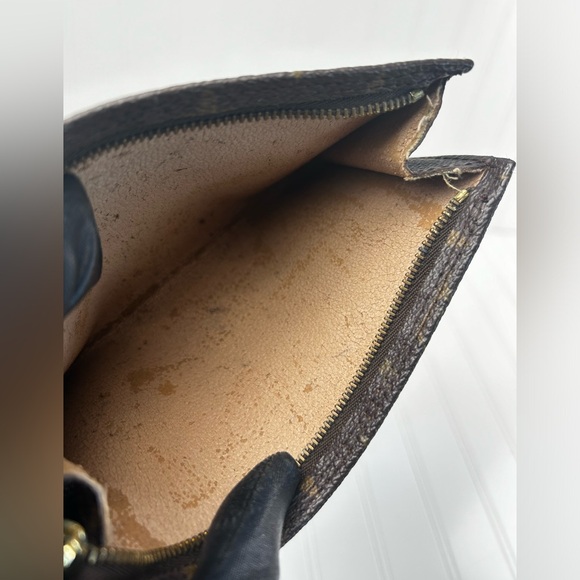 Louis Vuitton Vintage Monogram
Canvas Toiletry Pouch 17 Cosmetic Bag - Picture 8 of 12